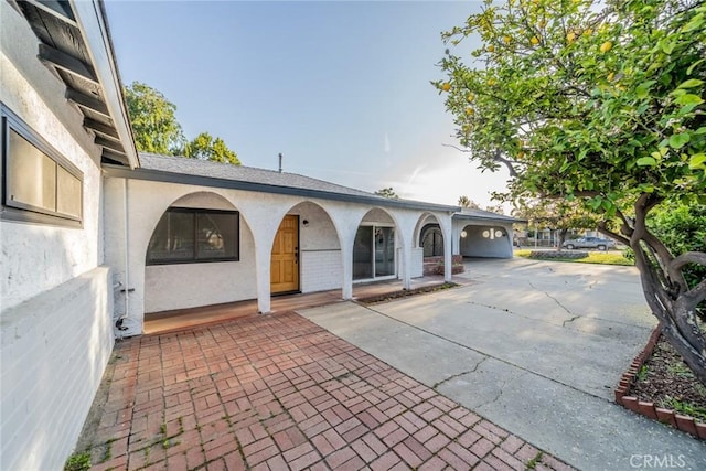 932 S Bon View Ave, Ontario, CA 91761 - covered porch featuring concrete driveway