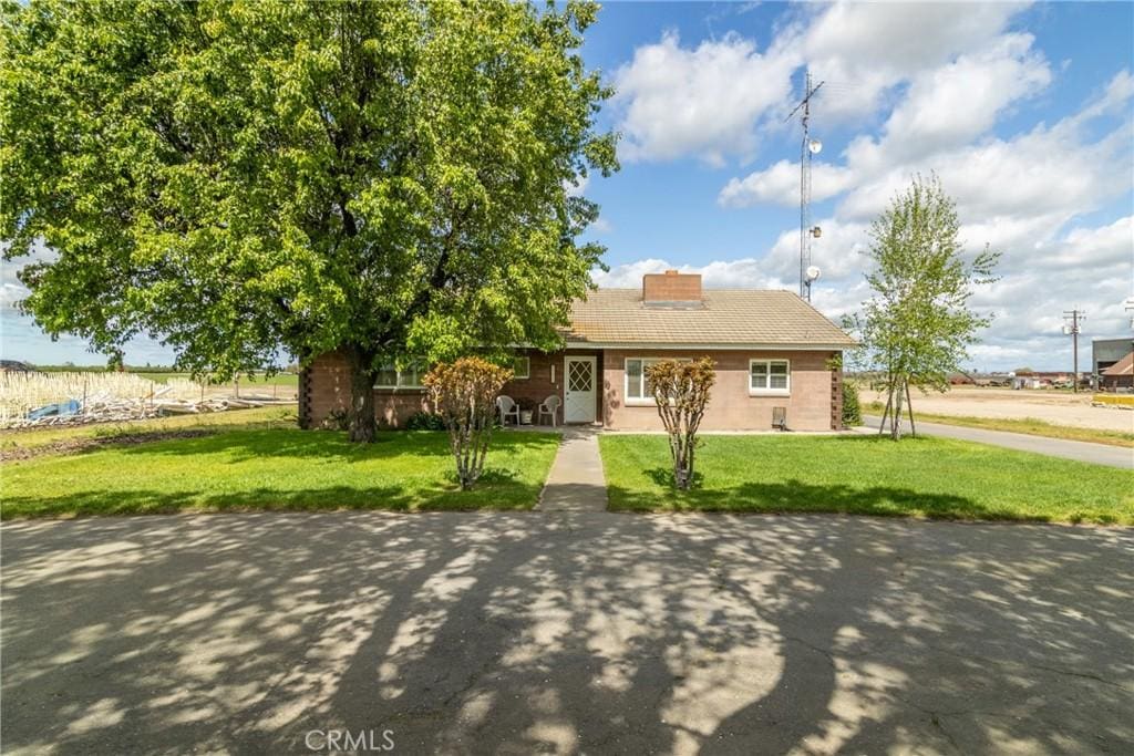 view of front of property featuring a front yard