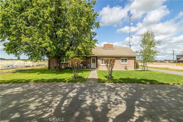 view of front of property featuring a front yard