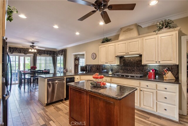 41548 Hutchison Ct, Murrieta, CA 92562 - kitchen with appliances with stainless steel finishes, ceiling fan, a peninsula, crown molding, and a kitchen island