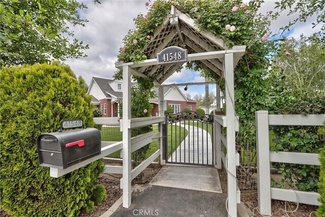 41548 Hutchison Ct, Murrieta, CA 92562 - gate featuring fence
