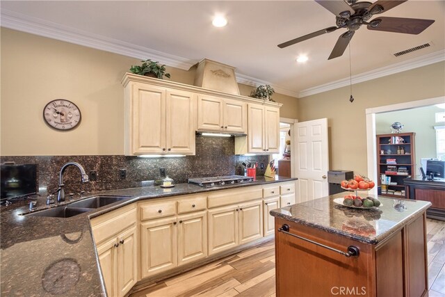 41548 Hutchison Ct, Murrieta, CA 92562 - kitchen featuring a sink, stainless steel gas stovetop, light wood-style floors, ornamental molding, and ceiling fan