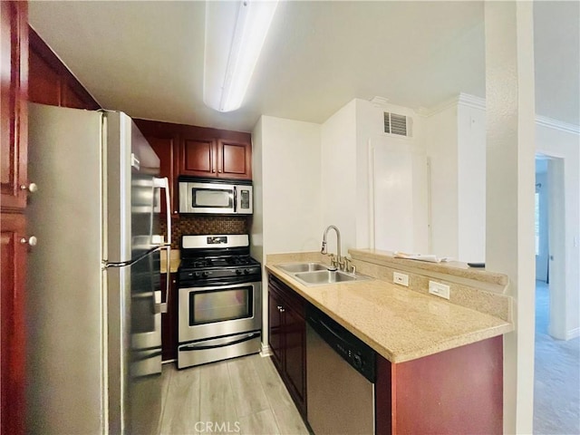 kitchen featuring visible vents, a sink, light countertops, appliances with stainless steel finishes, and light wood-type flooring