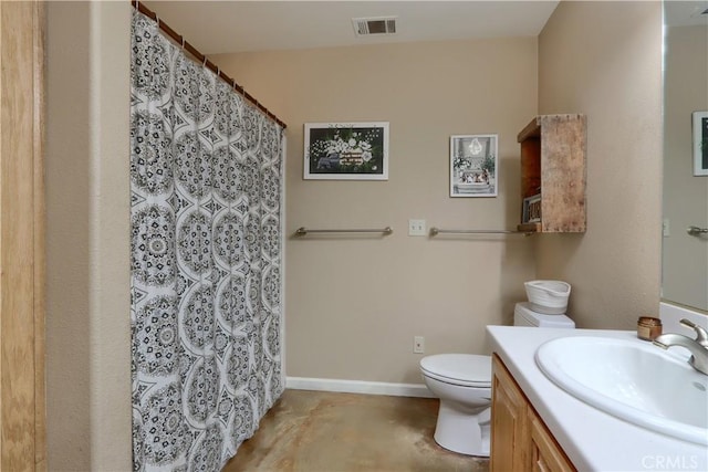 full bath featuring vanity, toilet, a shower with shower curtain, baseboards, and visible vents