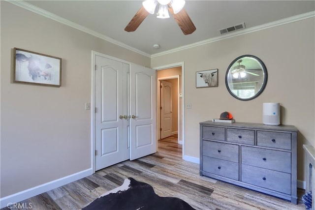 bedroom with visible vents, baseboards, ornamental molding, ceiling fan, and light wood-type flooring