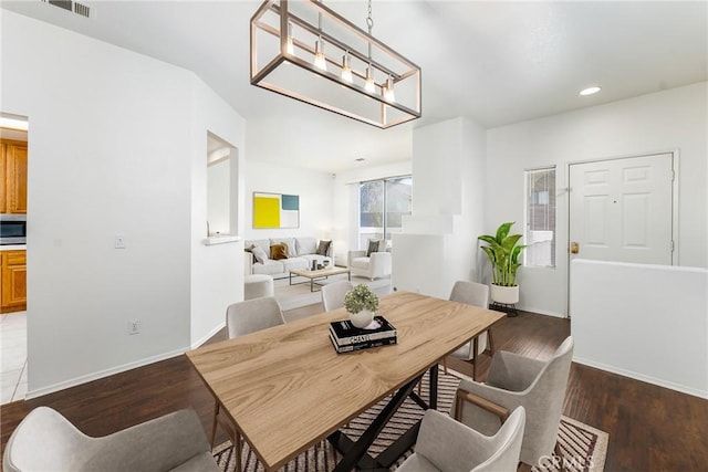 dining room featuring wood finished floors, visible vents, recessed lighting, and baseboards