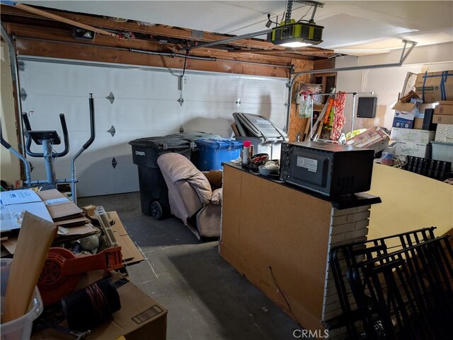 624 Kesha Ct, San Jacinto, CA 92583 - garage with a garage door opener