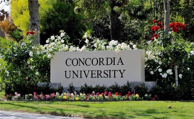 community / neighborhood sign featuring a lawn