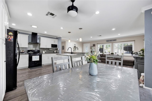 dining space with recessed lighting, visible vents, and ornamental molding