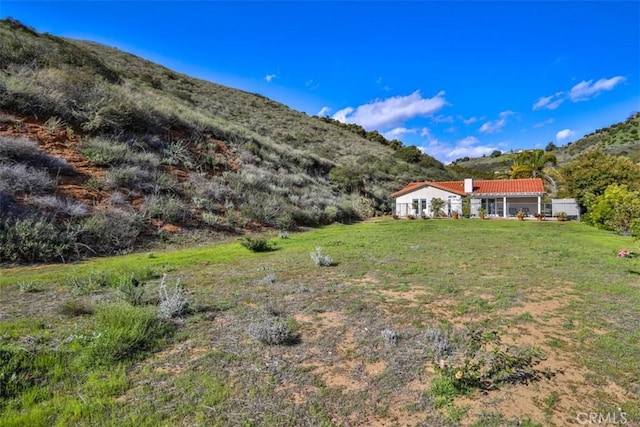 view of yard with a mountain view