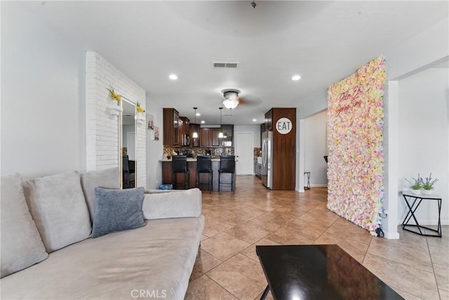 living room featuring recessed lighting, light tile patterned floors, baseboards, ceiling fan, and visible vents