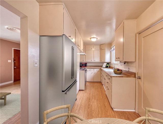 3611 4th Ave, La Crescenta, CA 91214 - kitchen with appliances with stainless steel finishes, a sink, light wood-type flooring, and light countertops