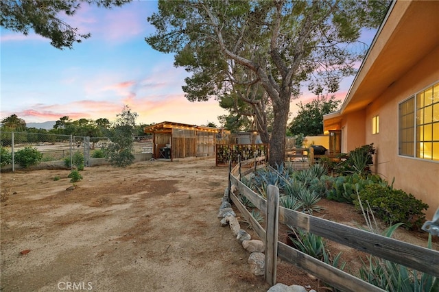 view of yard featuring an outbuilding