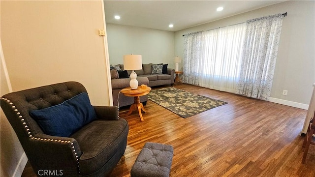 living area featuring recessed lighting, wood finished floors, and baseboards
