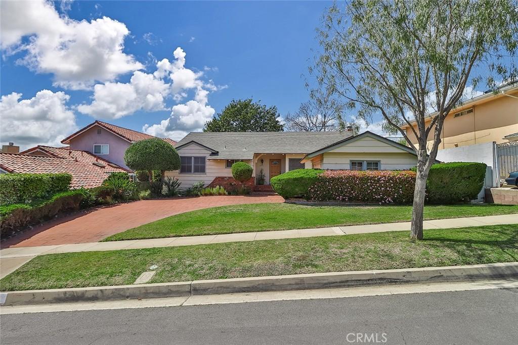 5511 S Corning Ave, Los Angeles, CA 90056 - ranch-style home featuring decorative driveway and a front yard