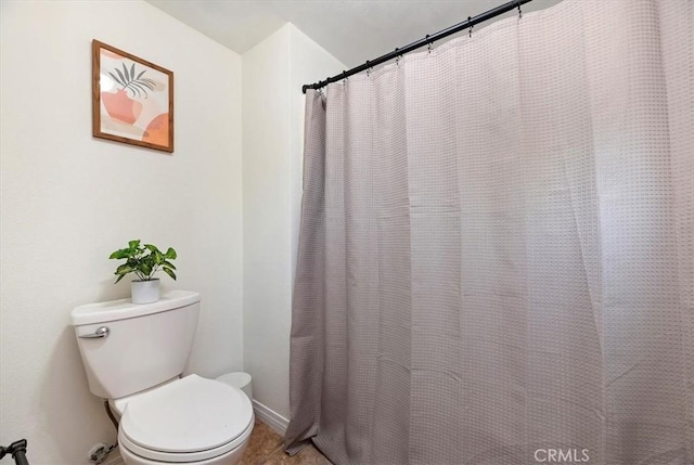 2583 W Fairview Dr, Rialto, CA 92377 - bathroom with toilet, curtained shower, and baseboards