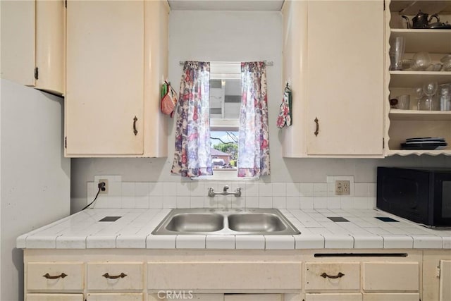 300 Palisade St, Pasadena, CA 91103 - kitchen featuring freestanding refrigerator and light countertops