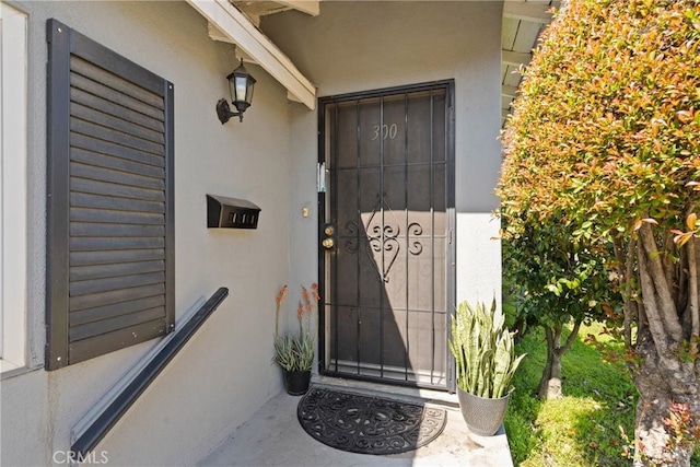 view of exterior entry with stucco siding