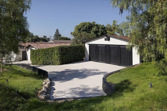 view of detached garage