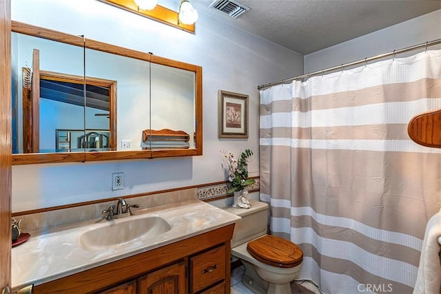 full bath featuring a textured ceiling, visible vents, toilet, curtained shower, and vanity
