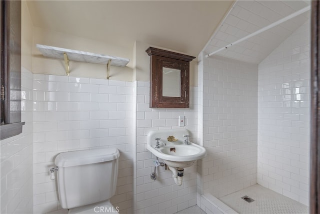 2280 W 24th St, Los Angeles, CA 90018 - bathroom featuring vaulted ceiling, toilet, tiled shower, a sink, and tile walls