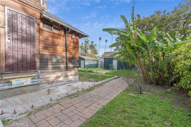 2280 W 24th St, Los Angeles, CA 90018 - view of yard