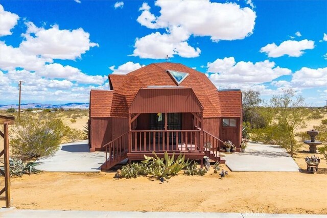 951 N Kuna Ave, Landers, CA 92285 - view of front facade featuring a porch and roof with shingles