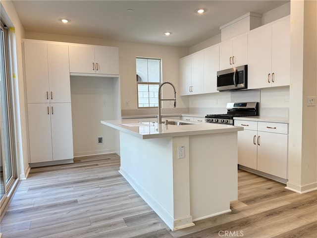 15903 Blue Copper Way, Fontana, CA 92336 - kitchen featuring stainless steel appliances, light wood-type flooring, light countertops, a sink, and recessed lighting