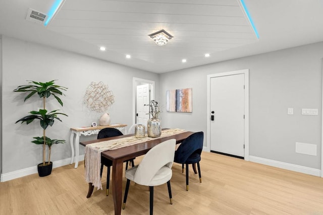 dining space featuring light wood-style flooring, recessed lighting, baseboards, and visible vents