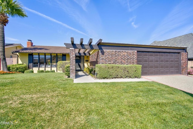 view of front of house with a front lawn, stucco siding, an attached garage, and concrete driveway