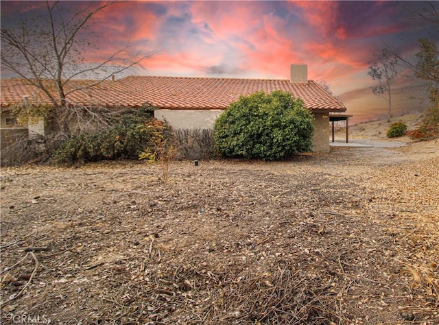 view of yard at dusk