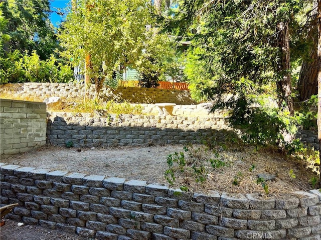 863 Oak Rd, Lake Arrowhead, CA 92385 - view of yard featuring fence