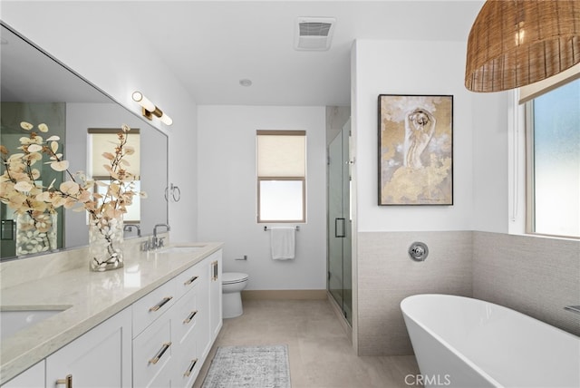 full bath with visible vents, a sink, toilet, and a healthy amount of sunlight