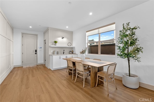 dining space featuring light wood-type flooring, baseboards, and recessed lighting