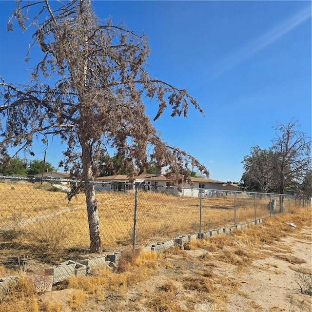 15433 Idaho Ln, Apple Valley, CA 92307 - view of yard with fence