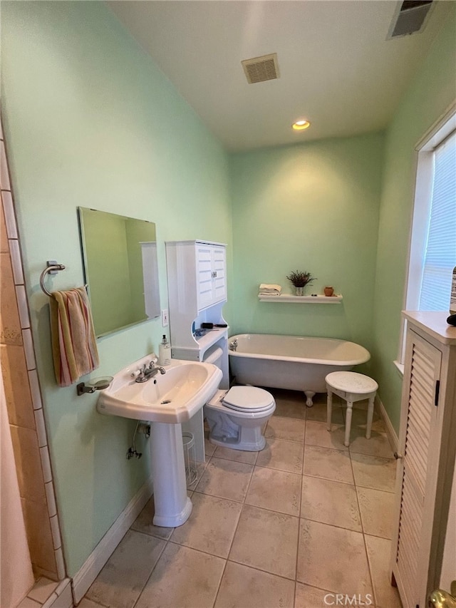 7371 Mcclure Ave, Gerber, CA 96035 - bathroom with a soaking tub, tile patterned floors, baseboards, toilet, and recessed lighting