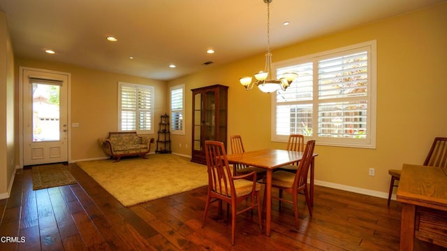 dining room with an inviting chandelier, recessed lighting, baseboards, visible vents, and dark wood-style floors