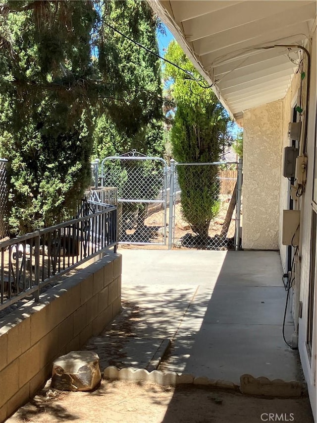 56707 Desert Gold Dr, Yucca Valley, CA 92284 - view of patio featuring a gate