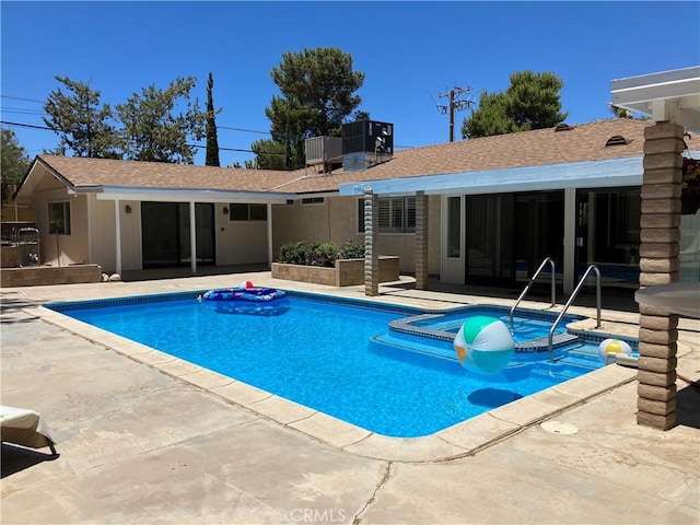 56707 Desert Gold Dr, Yucca Valley, CA 92284 - swimming pool featuring an in-ground hot tub and a patio area