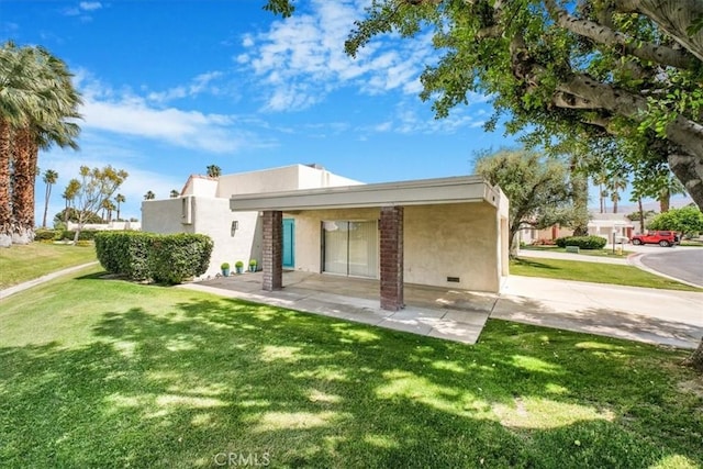 1692 Fairway Cir, Palm Springs, CA 92264 - back of house featuring stucco siding and a lawn