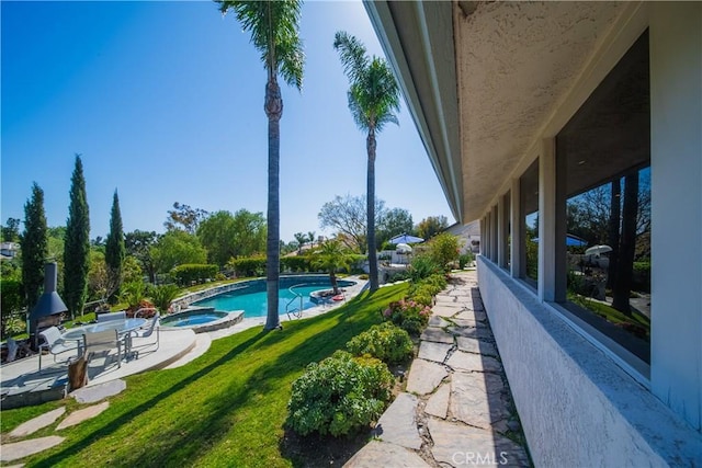 166 Alviso Dr, Camarillo, CA 93010 - outdoor pool featuring a yard, an in-ground hot tub, and a patio