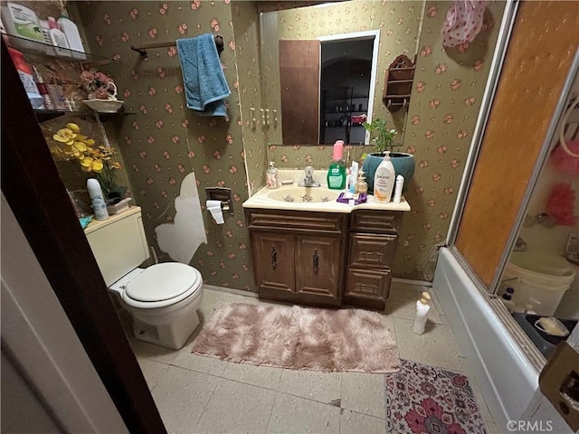 44531 Tioga St, Newberry Springs, CA 92365 - full bath with toilet, vanity, shower / bath combination with glass door, and wallpapered walls