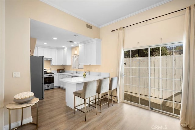 2256 Montrose Ave Unit 14, Montrose, CA 91020 - kitchen with crown molding, visible vents, appliances with stainless steel finishes, a sink, and a breakfast bar area