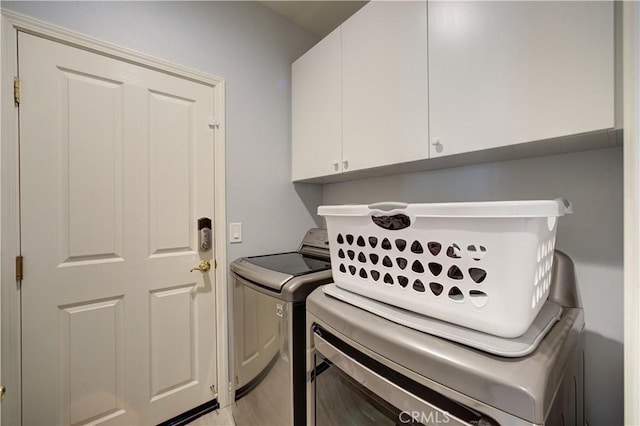 laundry room featuring cabinet space and washer and clothes dryer