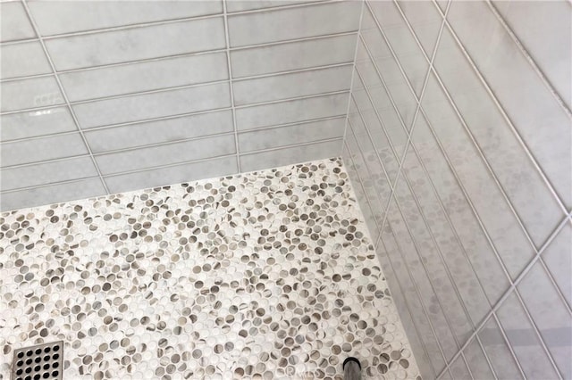 44 Edenbrook, Irvine, CA 92620 - room details featuring a tile shower