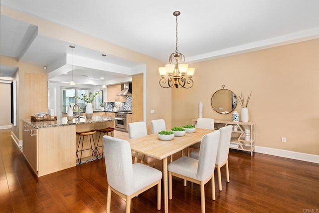 dining room with an inviting chandelier, dark wood-style floors, and baseboards