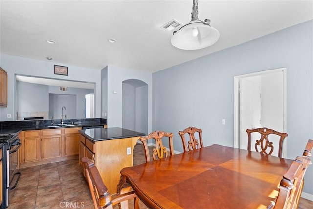 dining area featuring arched walkways, tile patterned floors, visible vents, and recessed lighting