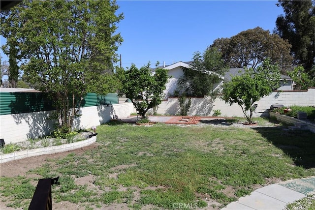 view of yard featuring a fenced backyard