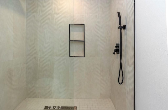 2175 N Sandra Rd, Palm Springs, CA 92262 - bathroom featuring a tile shower