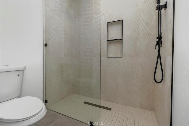 2175 N Sandra Rd, Palm Springs, CA 92262 - bathroom featuring toilet and a tile shower